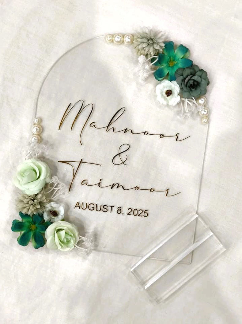 Eternal Bloom – Acrylic Wedding Stand