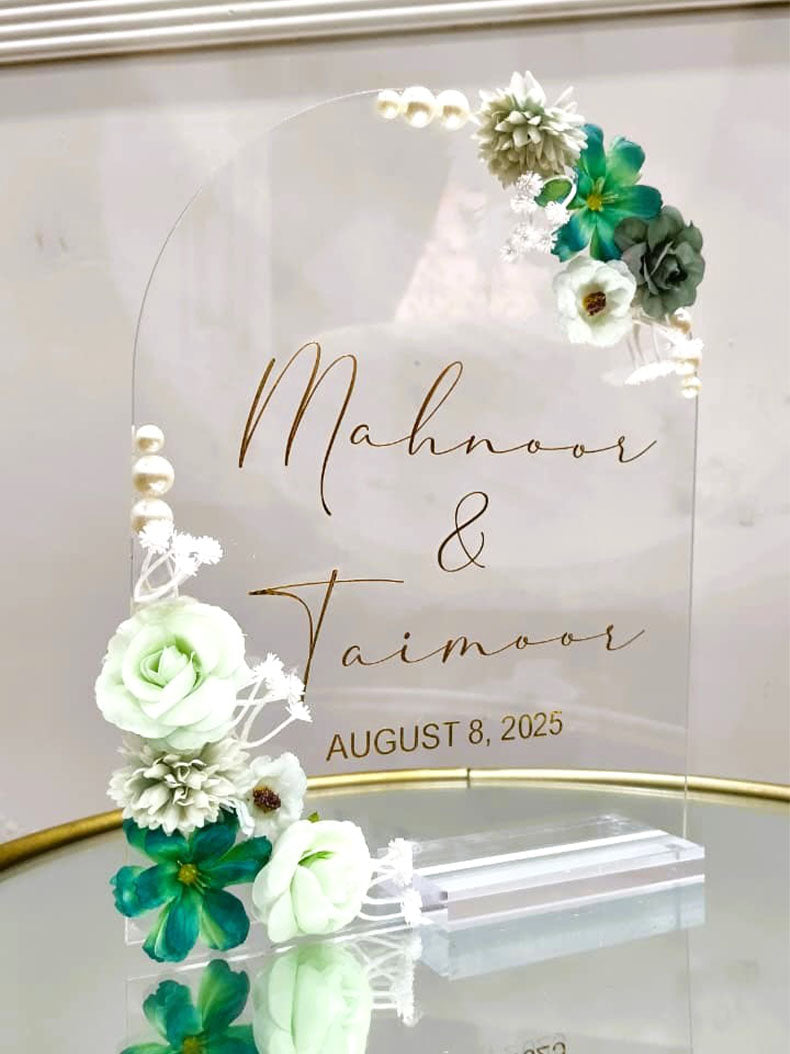 Eternal Bloom – Acrylic Wedding Stand