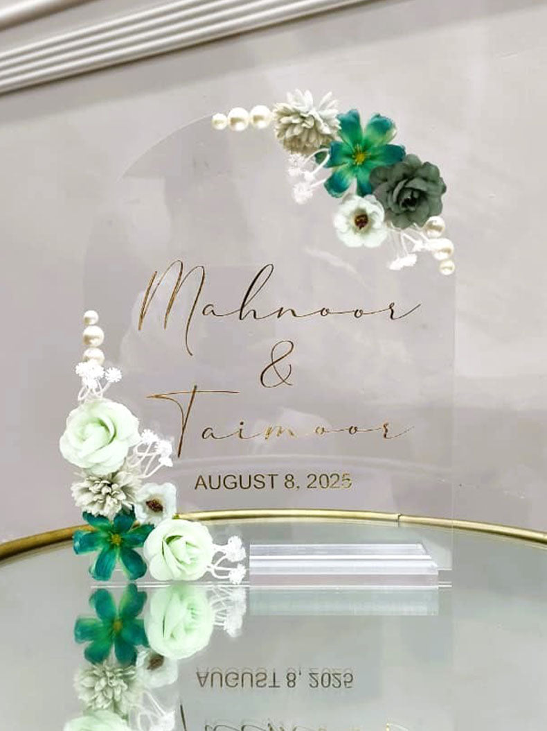 Eternal Bloom – Acrylic Wedding Stand