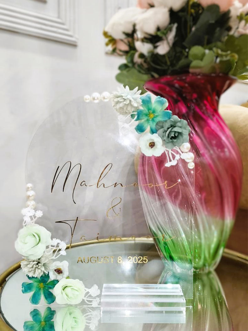 Eternal Bloom – Acrylic Wedding Stand