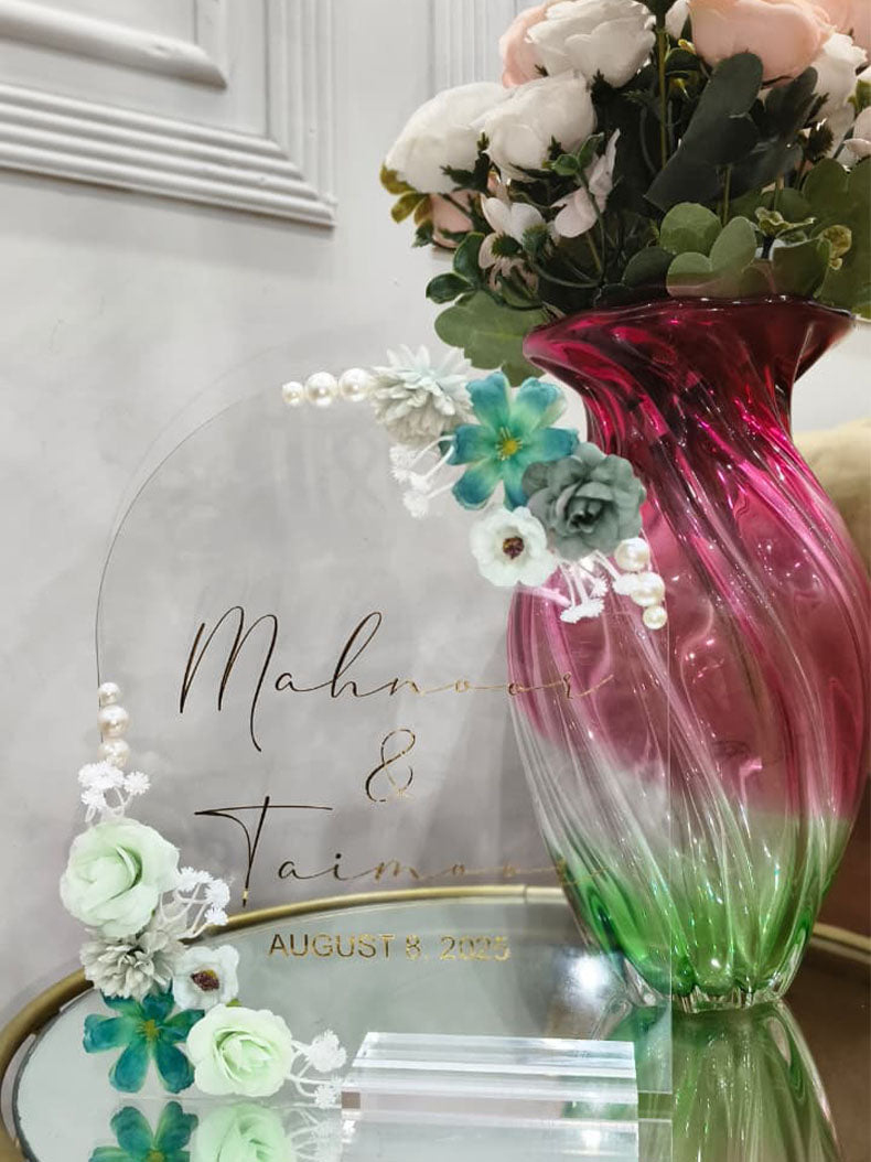 Eternal Bloom – Acrylic Wedding Stand