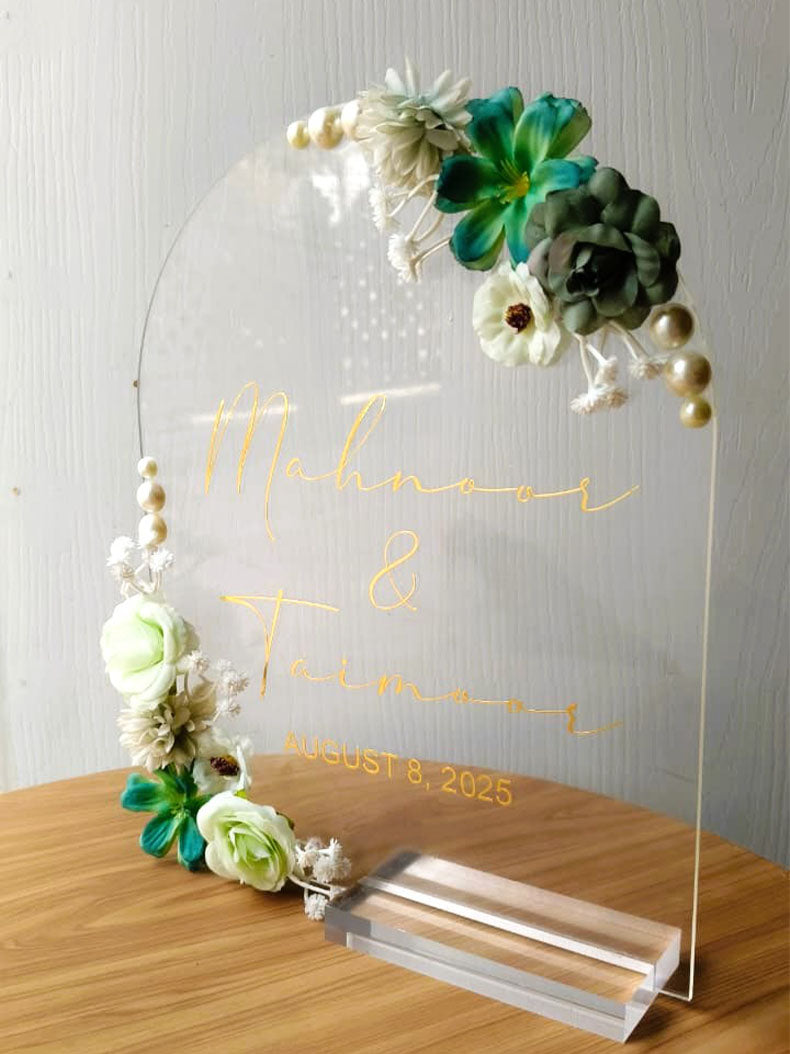 Eternal Bloom – Acrylic Wedding Stand