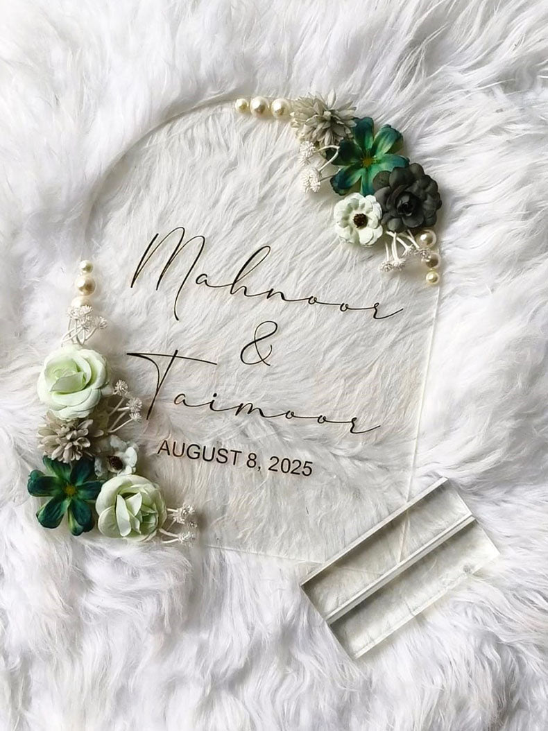 Eternal Bloom – Acrylic Wedding Stand